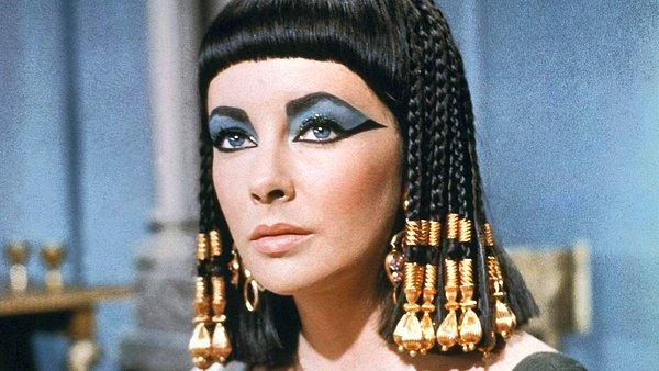 4. Cleopatra, Mısırlı değildi.