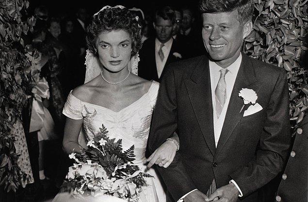 Marilyn, Beyaz Saray’da ikamet eden First Lady Jackie’yi aramış ve "Başkan’la birlikte olduğunu ve Başkan’ın, ailesini kendisi için terk edeceğini" söylemişti.
