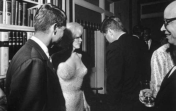 İkilinin tanışmaları John F. Kennedy'nin kız kardeşi sayesinde oluyor. Marilyn önce Kennedy'nin kız kardeşiyle, ardından da erkek kardeşi Robert ile tanışıyor.