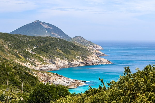 7. Какое из этих морей не омывает берега Южной Америки?