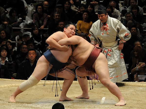 8. Что бросают борцы сумо на ковер перед выходом на ринг?