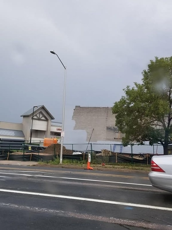 2. И как только мог цвет дома так идеально совпасть с цветом неба?