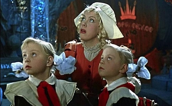 7. "Королевство Кривых Зеркал" снял(а)...