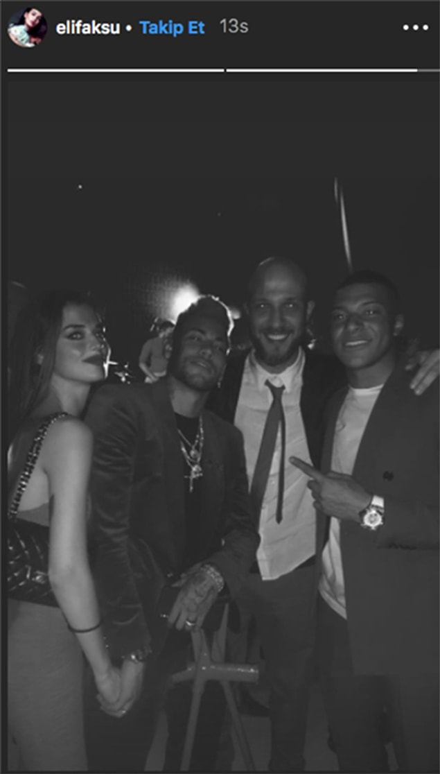 Şimdi de Neymar'ın doğum gününde Neymar'la el ele tutuşarak verdiği bu poz sosyal medyaya bomba gibi düştü.