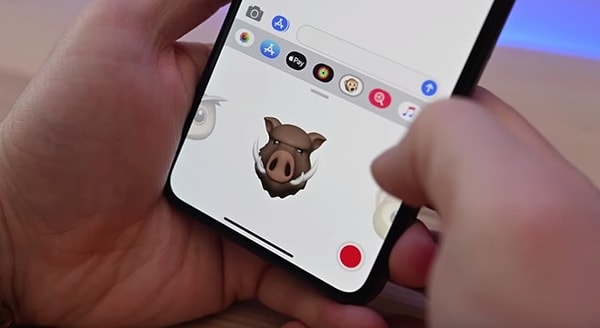 E tabii, iOS 12.2'nin Beta sürümünde yeni animojiler de var, aynı 12.1'de olduğu gibi. Yeni sürümde zürafa, baykuş, köpek balığı ve yaban domuzu olduğu gibi bu animojiler hem FaceTime aramalarında hem de videolarda kullanılabiliyor.