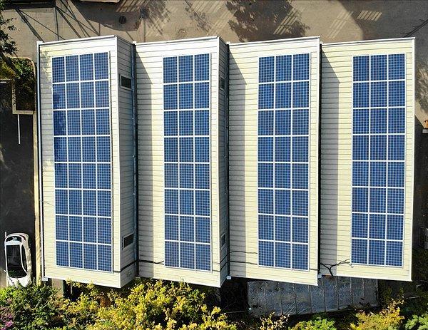Okul, Güneş Enerjisi Santrali ile yılda 33.000 kWh elektrik üretmeyi, karbon salımını ise 25 ton azaltmayı hedefliyor.