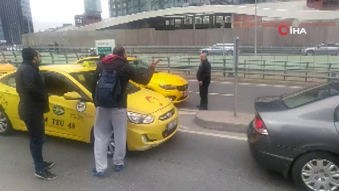 Trafik Var Diyerek Müşterilerini Yol Ortasında İndiren Taksici