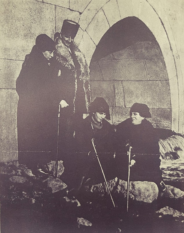 Nikahlarını Büyük Millet Meclisi'nin ilk Şeriye Vekili Mustafa Fehmi Efendi'nin kıydığı iddia ediliyor.