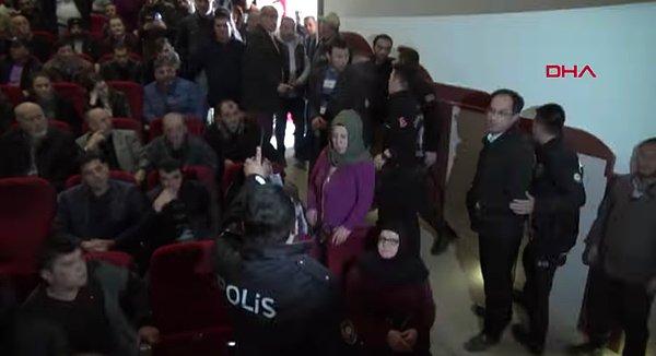 Çıkan tartışma üzerine salona giren polis ekipleri sahnede bulunan kişileri aşağı indirdi.