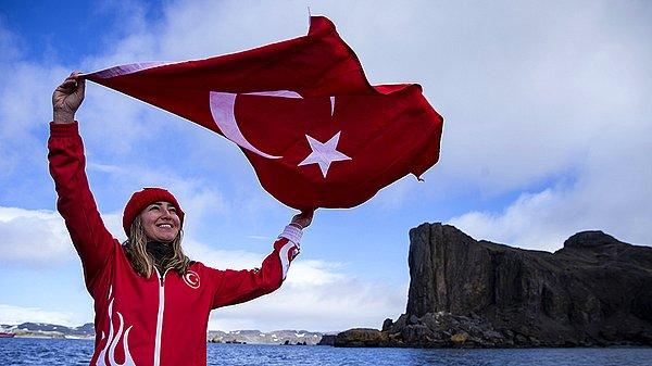 Türk bilim insanlarıyla kıtaya giden milli sporcu Ercümen, ekibin ilk durağı olan Antarktika'nın King George Adası'nda ilk dalışını gerçekleştirdi.