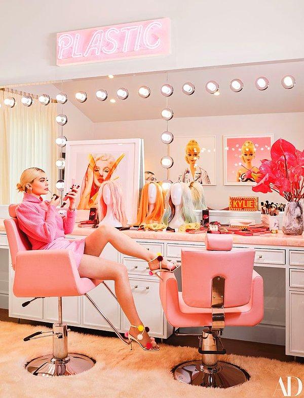 İşte Kylie'nin güzellik odası, ki gerçek dışı görünüyor. Barbieler, Marilyn Monroe, peruklar ve Kylie Kozmetik. Burada başka neye ihtiyacınız olabilir ki?