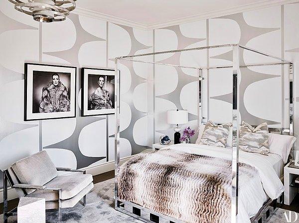 Duvarlarda annesi Kris Jenner'ın vintage fotoğraflarının bulunduğu misafir odası.