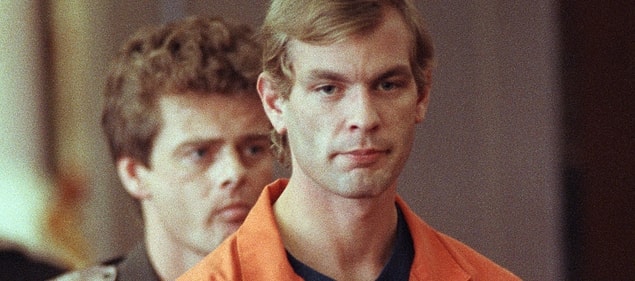 Lise yıllarına geldiğinde ise Dahmer’ın hayatı git gide batağa saplanır olmuştu. Okuldayken deli gibi alkol alıyordu ve ders saatlerinde onu ayık görebilmek neredeyse imkansızdı.