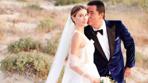 Sekiz yıllık birlikteliklerinin ardından 2017 yılında St. Tropez'de dünyaevine giren çift düğünleri, fotoğrafları ve açıklamalarıyla yine olay yaratmıştı.
