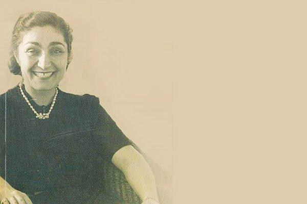 İstanbul Üniversitesi Hukuk Fakültesi'nin ve Türkiye tarihinde hukuk fakültelerinin ilk kız öğrencisi olan, 1924-25 döneminde mezun olarak Türkiye’nin ilk kadın avukatı olan Süreyya Ağaoğlu'nun hikayesi Ankara'da başlar.