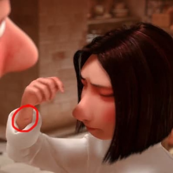 7. Это практически невозможно заметить, но у Колетт на руке есть след от ожога. А ожоги на этом месте часто бывают у профессиональных шефов.