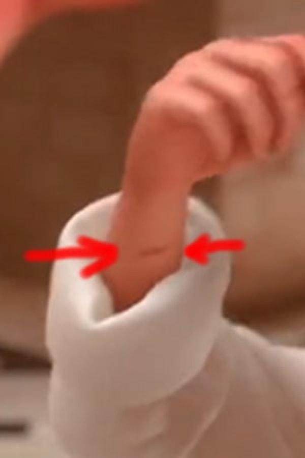 7. Это практически невозможно заметить, но у Колетт на руке есть след от ожога. А ожоги на этом месте часто бывают у профессиональных шефов.