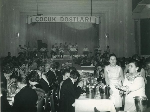 Türkiye'nin bu ilk kadın stajyer avukatları yazılı olmayan kuralı çiğnemek istemezler ve öğle yemeklerini bir süre için ufak tefek şeylerle geçiştirirler.
