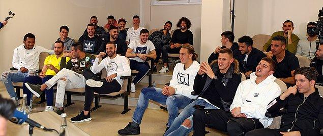 Yeni transferler, kamera karşısına geçerken; karşılarına oturanlar ise gazeteciler yerine futbolcular oldu. Eljif Elmas ve Ferdi Kadıoğlu gibi genç isimler ise toplantı boyunca foto muhabirlik yaptılar.