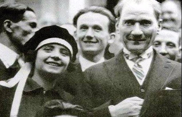 Süreyya Ağaoğlu ertesi gün arkadaşıyla İstanbul Lokantası'na gittiğinde gördüğü manzara karşısında yeni bir şaşkınlık yaşar.