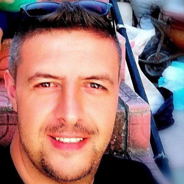 DHA'nın aktardığı bilgiye göre, Savaş olay günü gazdan etkilenenlere yardım ediyordu. Görseli