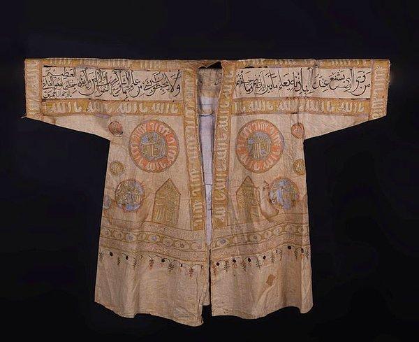 Tılsımlı gömlek aslında Osmanlı İmparatorluğu'nda çok yaygın. Osmanlı sultanlarından şehzadelere kadar birçok kişinin tılsımlı gömleği bulunuyor.