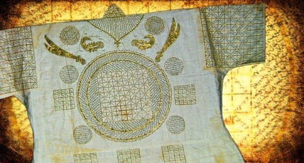 15-20. yüzyıl arasında hazırlanan bu 87 adet tılsımlı gömlek Topkapı Sarayı Müzesinin en değerli koleksiyonu. Peygamber Efendimizin nübüvvet mührü, Hilye-i Şerif ve kare, yıldız gibi geometrik şekillerin yanı sıra Kadem-i Saadet, Süleyman Mührü, Zülfikâr, lale gibi motifler de sıkça görülmekte.