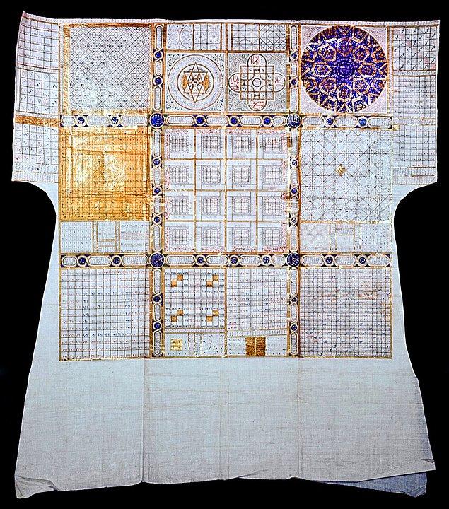 Koleksiyonun en eski tarihli gömleği ise Şehzade Cem’e ait. Üzerinde 1477-1480  yılları arasında yapıldığına dair bir not bulunan gömlek şu anda Topkapı Sarayı'nda sergileniyor.