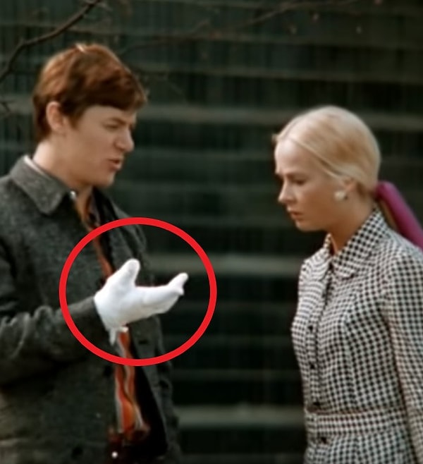 2. В «Большой перемене» у Ганжи забинтована то левая рука, то правая.