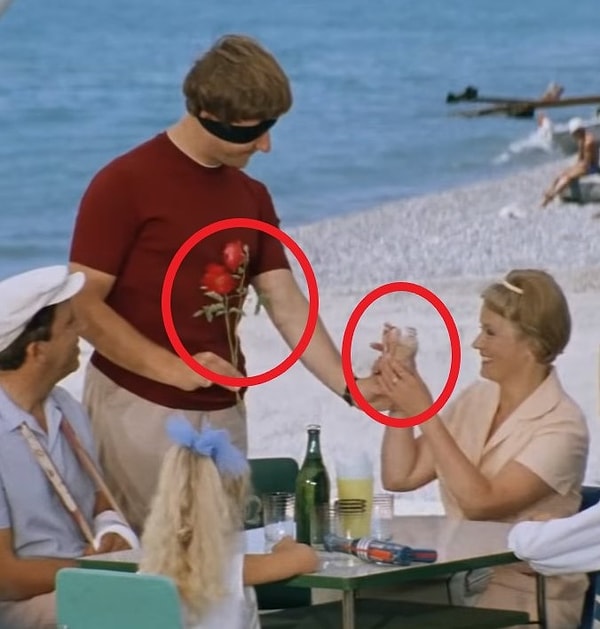 9. Два эскимо на палочке в фильме «Бриллиантовая рука» превращаются в мороженое в вазочках, а два цветочка - в три.