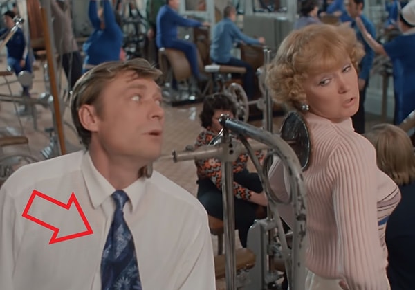 10. И наконец, в «Любовь и голуби» Вася занимается в тренажерном зале с Раисой Захаровной. На нем синий галстук, который они еще только должны купить на рынке. Видимо, он появился из будущего.