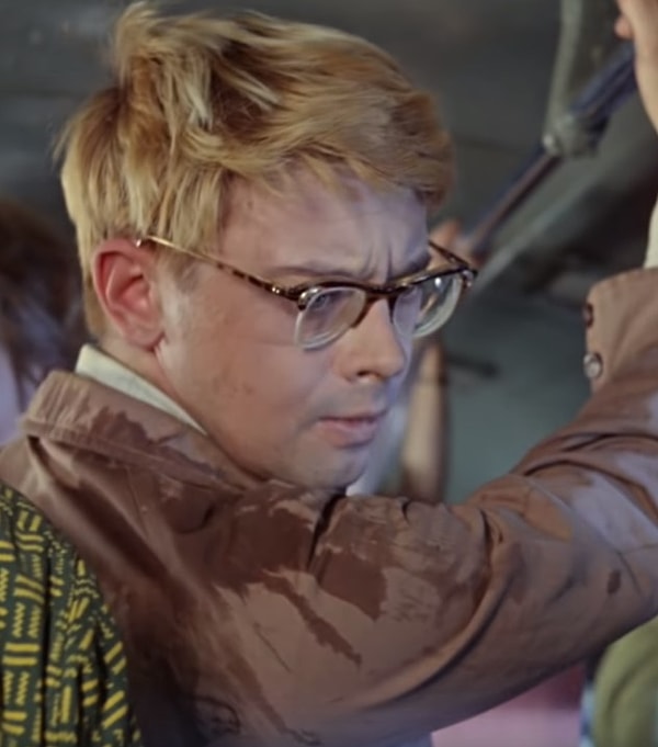 6. В первых кадрах фильма «Операция «Ы» и другие приключения Шурика» Шурик попадает под ливень, его куртка промокает насквозь, но уже в автобусе, оказывается одет в практически сухую куртку.