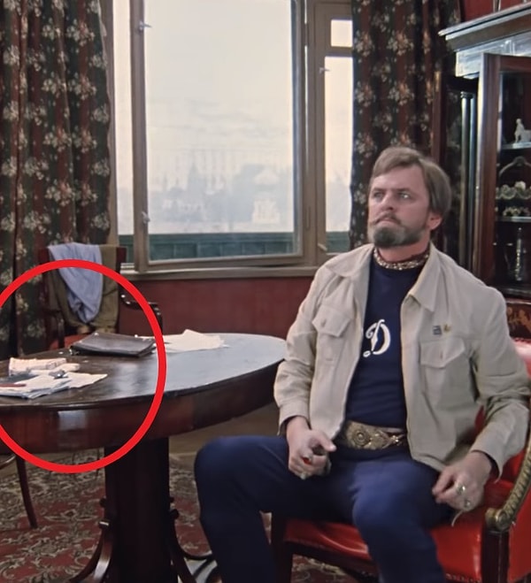 4. В кинофильме «Иван Васильевич меняет профессию», когда приезжает милиция и ведет допрос царя, на столе лежит кинжал, но уже через несколько секунд он мистическим образом пропадает из кадра.