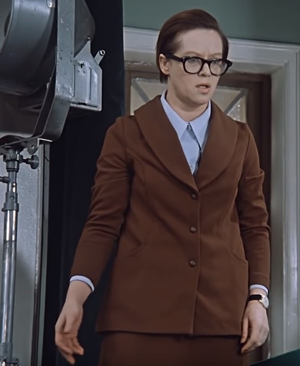 7. В «Служебном романе» меняется план, и расстегнутый пиджак Людмилы Прокофьевны сам по себе застегивается на все пуговицы.