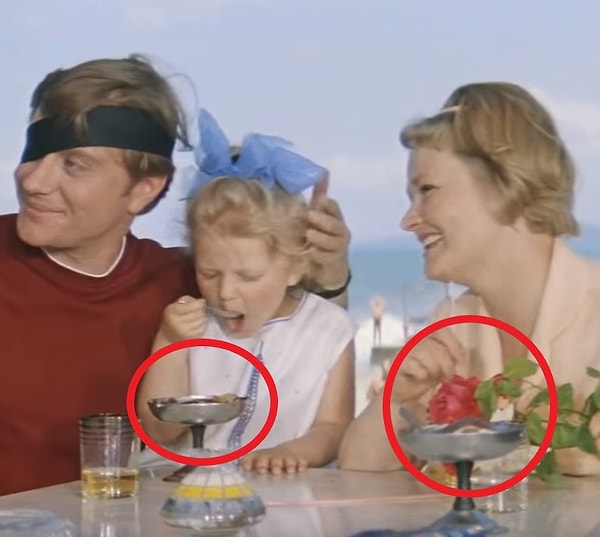 9. Два эскимо на палочке в фильме «Бриллиантовая рука» превращаются в мороженое в вазочках, а два цветочка - в три.