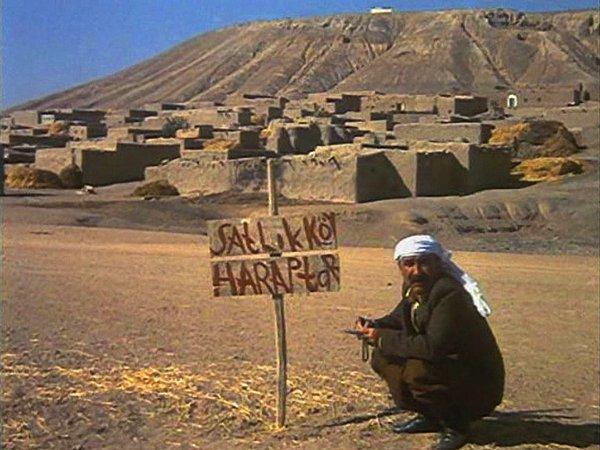 3. Filmin Haraptar köyü sahnelerinin çekimleri 1985 sonbaharında Şanlıurfa'ya bağlı Sultantepe köyünde gerçekleşmiştir.