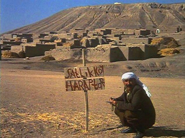 3. Filmin Haraptar köyü sahnelerinin çekimleri 1985 sonbaharında Şanlıurfa'ya bağlı Sultantepe köyünde gerçekleşmiştir.