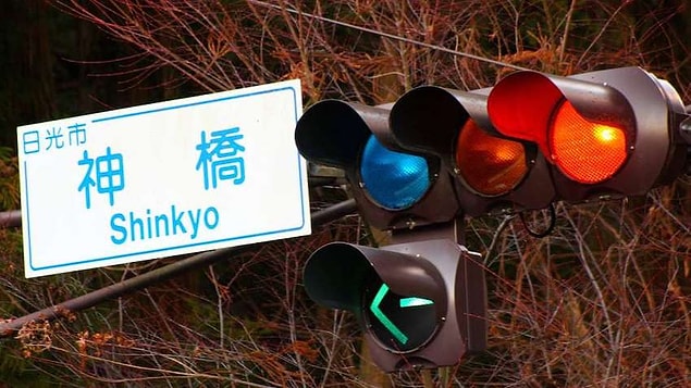 Yaya geçidi kullanım kültürünün oluşmasına yönelik yaya geçitlerine mavi trafik lambası konulması