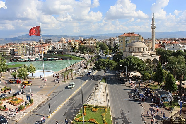 Şehir merkezlerine yaprak dökmeyen ağaçları dikilerek yaprakların rögar kapaklarını tıkamasını engellemesi