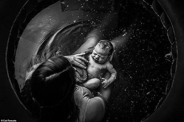 Cat Fancote'nin fotoğrafında suda doğum yapan bir anneye ve ilk defa bebeğini kucağına alışına şahit oluyoruz.