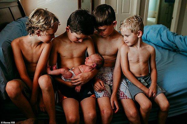 Büyük kardeşler: 4 erkek kardeşin yeni kardeşlerini kucaklarına aldıkları an...