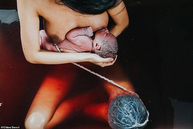 Suda doğum yapan bir annenin daha göbek bağı kesilmeden bebeğini ilk defa emzirdiği an: