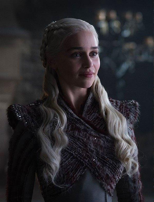 Kraliçe Daenerys Targaryen rolünü canlandıran Emilia Clarke ise beyaz saçlarıyla geri dönüyor.