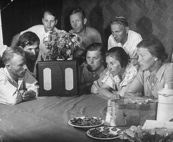 1. Какой пародист в 1952 году зачитал правительственное сообщение на Всесоюзном радио голосом Юрия Левитана?