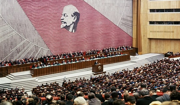 9. Что выдавалось советскому гражданину, принятому в члены КПСС?