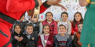 Karlı Yolları Aşıp Köylerdeki Öğrencileri Tiyatro ile Buluşturuyorlar: 'Çocuk Gülerse Dünya Güler'