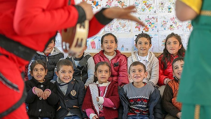 Karlı Yolları Aşıp Köylerdeki Öğrencileri Tiyatro ile Buluşturuyorlar: 'Çocuk Gülerse Dünya Güler'