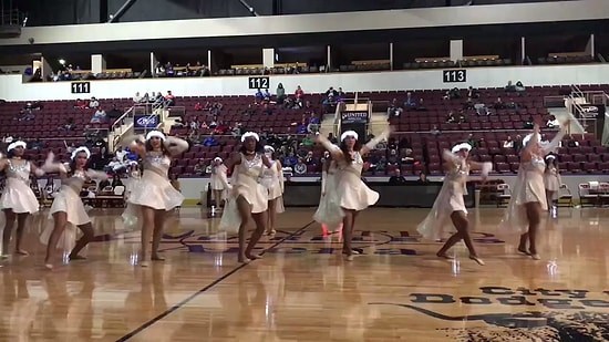 Lise Basketbol Karşılaşmasının Devre Arasında Sahne Alan Dans Grubundan Etkileyici Performans!