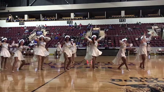 Lise Basketbol Karşılaşmasının Devre Arasında Sahne Alan Dans Grubundan Etkileyici Performans!