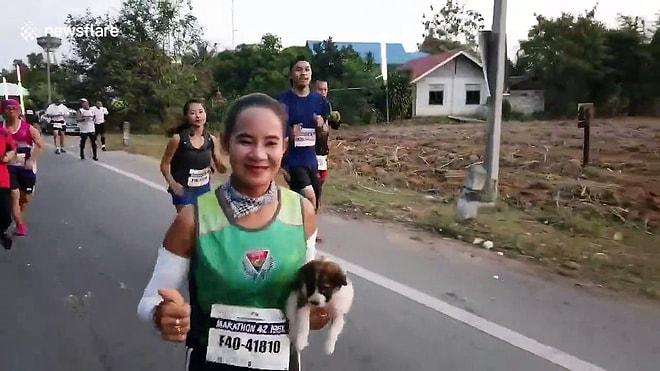 Maraton Koşusu Sırasında Fark Ettiği Yardıma Muhtaç Köpeği Kucağına Alarak Maratona Devam Eden Müthiş İnsan